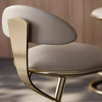 Tabouret de bar élégant en cuir beige avec cadre métallique doré