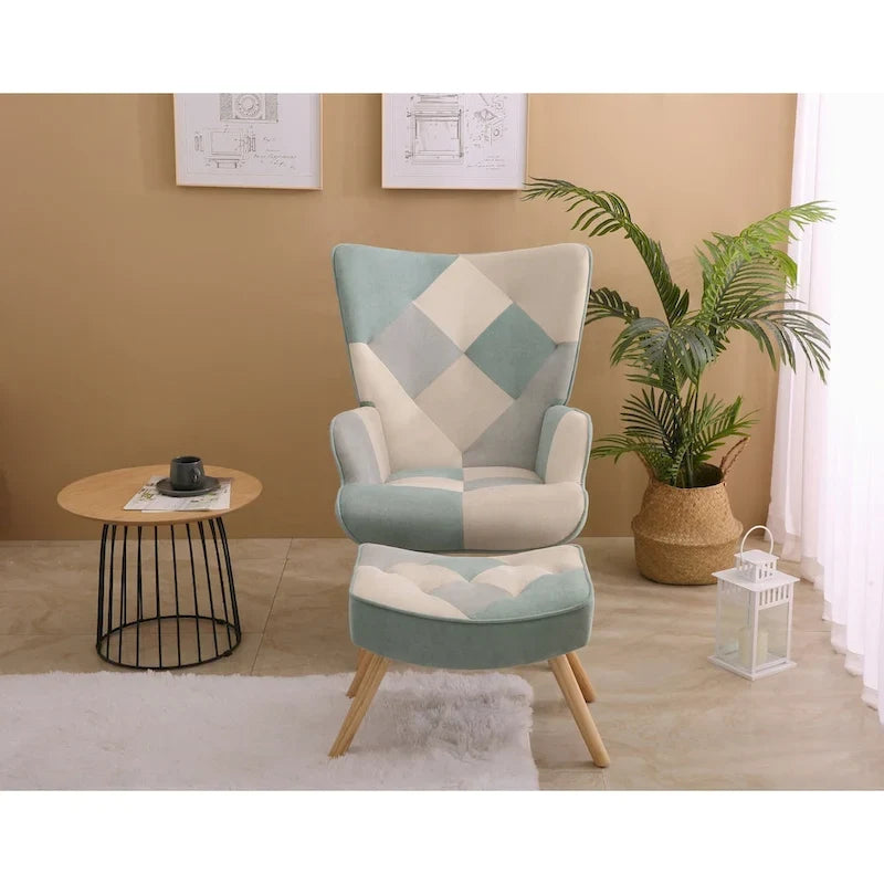 Akzentstuhl mit Hocker, Sitzgruppe aus Wohnzimmersessel und Hocker, bequemer Sessel mit Armlehnen für das Schlafzimmer, kreative Stoffoberfläche mit Patchwork-Design