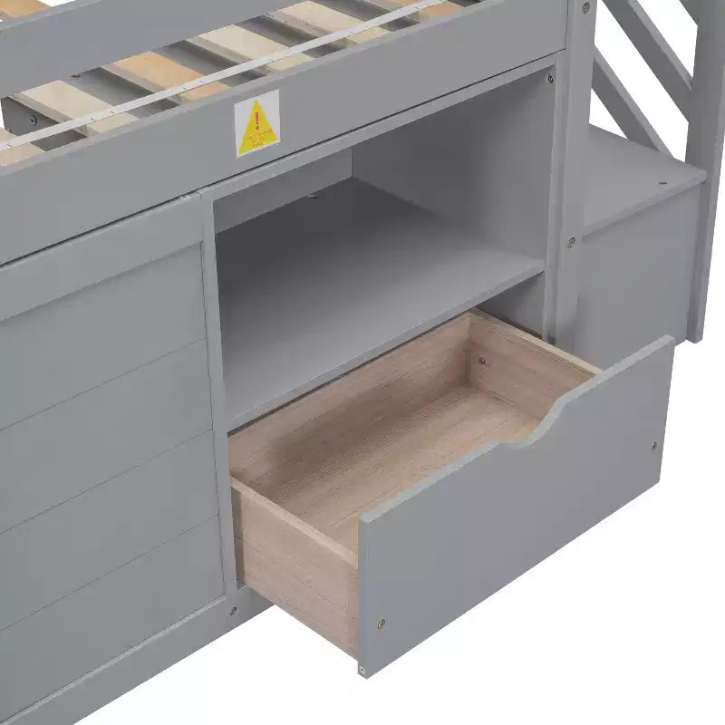Letto rialzato basso singolo in legno massello da 94,6 L x 42,3 L, con scala, cassetto e ripiano, design moderno e pulito