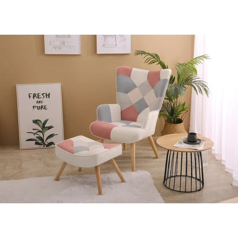 Akzentstuhl mit Hocker, Sitzgruppe aus Wohnzimmersessel und Hocker, bequemer Sessel mit Armlehnen für das Schlafzimmer, kreative Stoffoberfläche mit Patchwork-Design