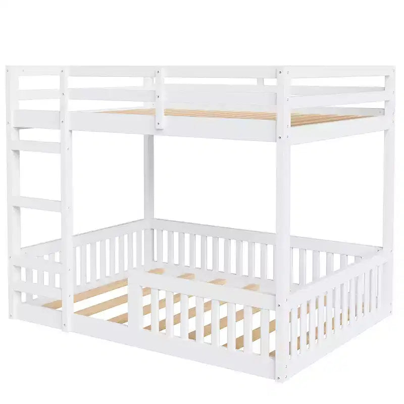 Houten stapelbed met twee volledige slaapplaatsen, ladder en valbeveiliging, laag stapelbed voor twee volledige matrassen met lattenbodem